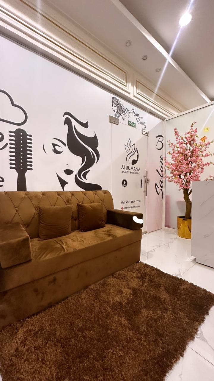 Entrance lounge seating near the salon door